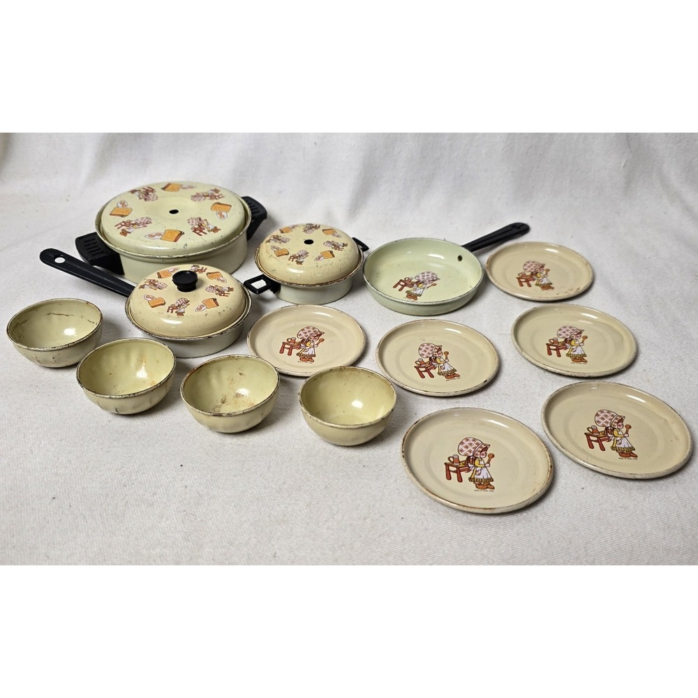 Vtg Holly Hobbie Sunbonnet Sue Metal Kitchen Set Cups Plates Pans‎ 17pc